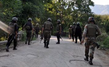 ராணுவ முகாம் மீது பயங்கரவாதிகள் தாக்குதல்: சிஆர்பிஎப் வீரர் வீரமரணம்